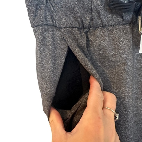 Lululemon On The Fly Pant Heathered Black 28” size 2 - Picture 4 of 8